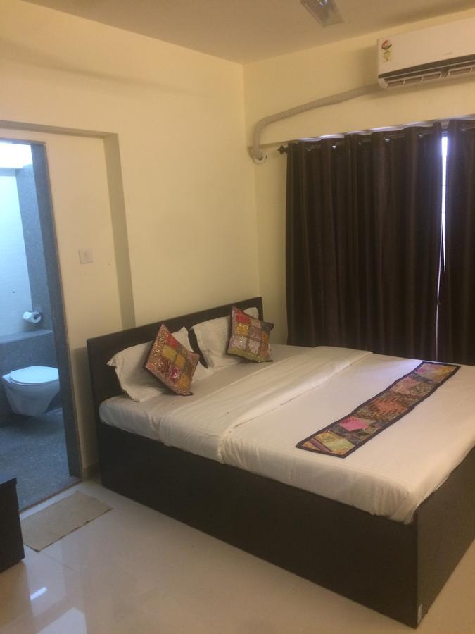 Poonam Hieghts Bed & Breakfast Мумбай Екстериор снимка